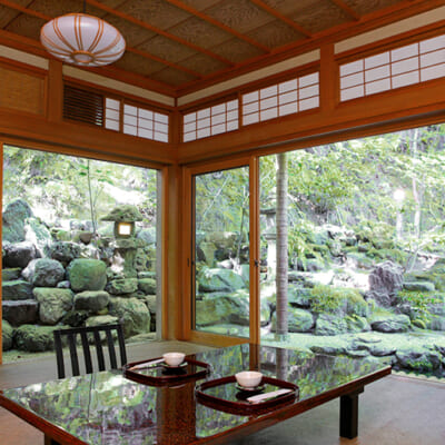 時を重ねた建物で、非日常のくつろぎを提供