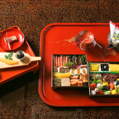 お重を開けると豪華食材が華やかに出迎えます