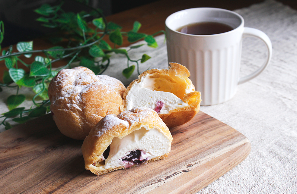 新潟直送計画】濃厚レアチーズの冷凍シュークリーム（ブルーベリーソース）