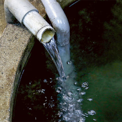 「横井戸」から汲み取る天然水