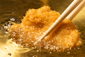 2. 素材の味を引き出し、カラっと揚がる油