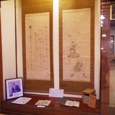 店内には、江戸時代の戯作家・十返舎一九直筆の絵や句が残る
