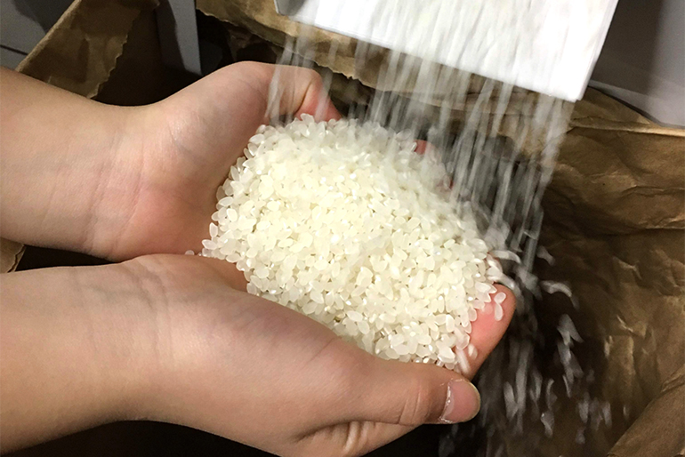 収穫後の選別にこだわり、高品質なお米を厳選