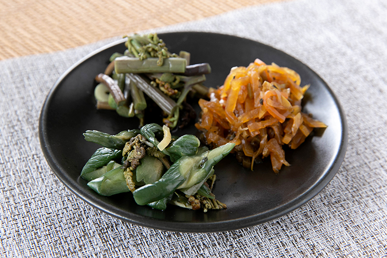 若栃産の山菜と野菜をふんだんに使用した漬物3種