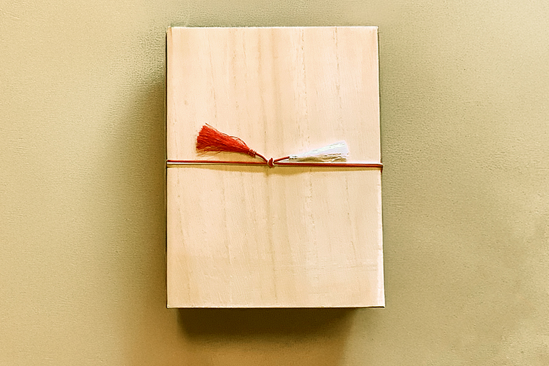 上質な木箱に入れてお届けします