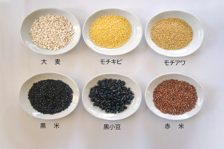 漢方の視点から生まれた黒米が主役の五穀米