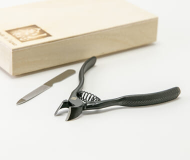 剣謙心 ニッパー型爪切り(黒染・爪ヤスリ付き)