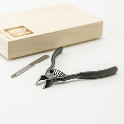 剣謙心 ニッパー型爪切り（黒染・爪ヤスリ付き）