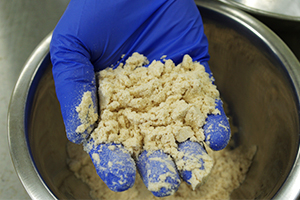 2. 地元製造メーカーの技術により生み出される玄米粉