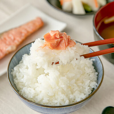 お米のやさしい甘みが、鮭の塩気や旨味と合う！