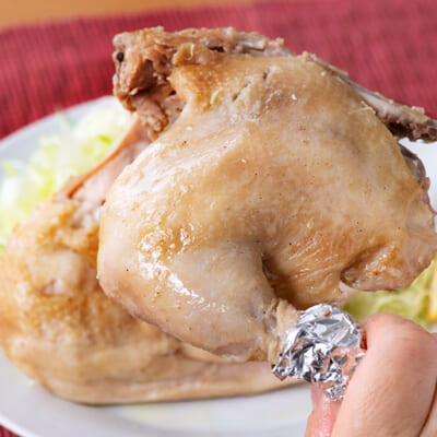 鶏の濃厚な旨味と、柔らかい肉質が好評の「半身蒸し焼き」