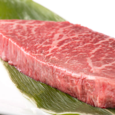 圧倒的な肉感！贅沢な黒毛和牛の厚切りステーキ