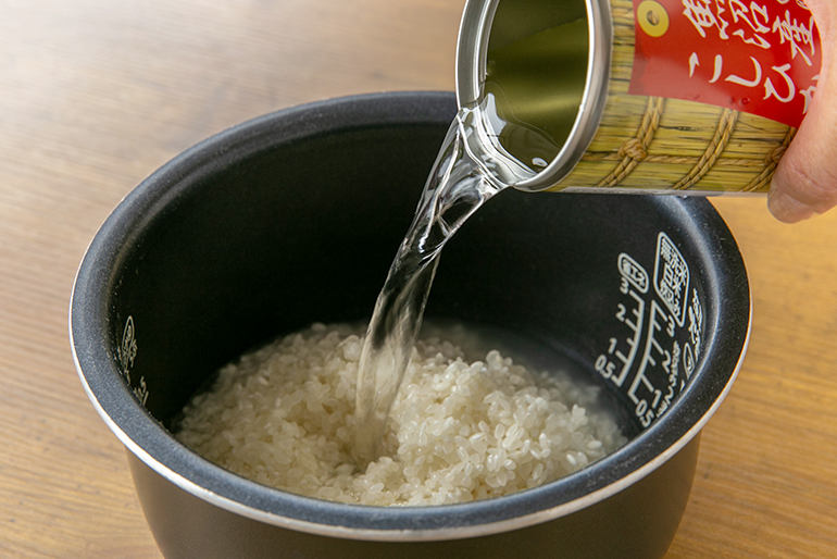 お米を取り出した缶は、計量カップ代わりになります！
