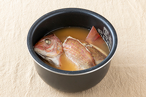 2. 出汁と鯛を入れて炊飯