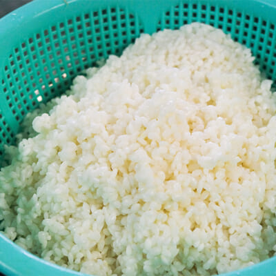 お米は契約農家から仕入れる県産米