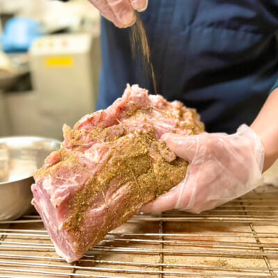 スパイスを丁寧にまぶし、旨みを引き出す