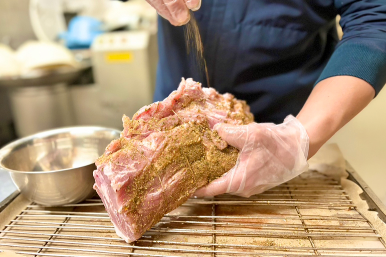 新潟県産豚の旨みを引き出す7日間の熟成