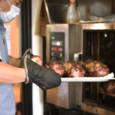 旨みを閉じ込める丁寧なオーブン焼き