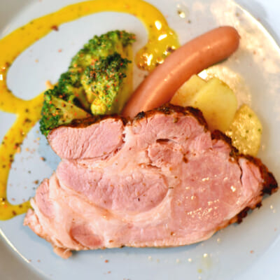 厚切りで味わう、肉汁溢れるローストポーク