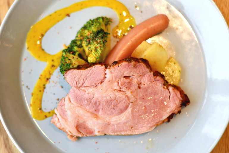 厚切りで味わう、肉汁溢れるローストポーク