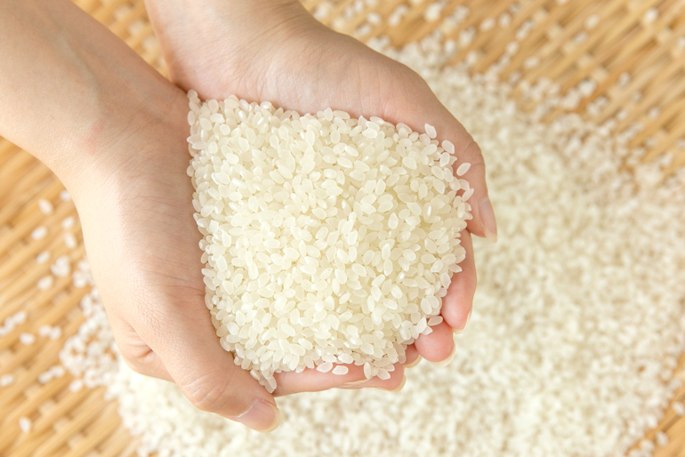 目視で検品し、大粒で美しいお米をお届け