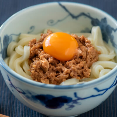 うどんにぶっかけて生卵をトッピングすれば、台湾まぜそば風