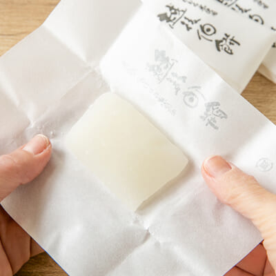 紙に包まれた、真っ白で美しい伯餅
