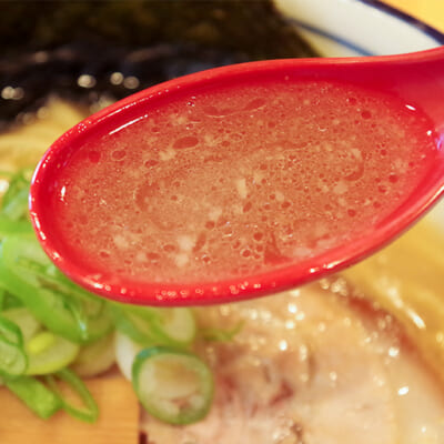 中華そばの濃厚スープは、魚介と豚骨の旨味がたっぷり