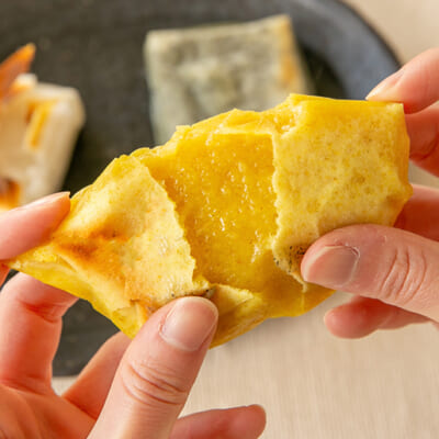 食欲をそそるスパイシーな香りの「カレー餅」
