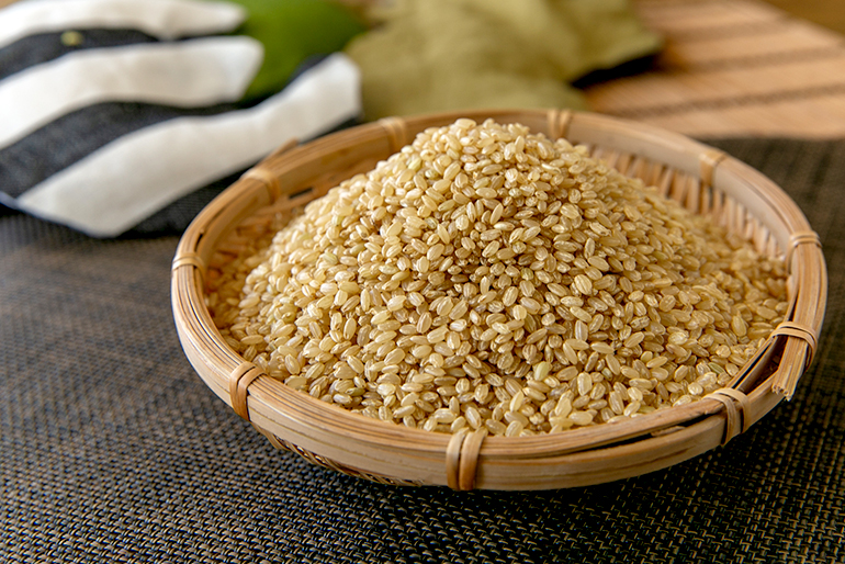 使う玄米は、規格外のものや古米
