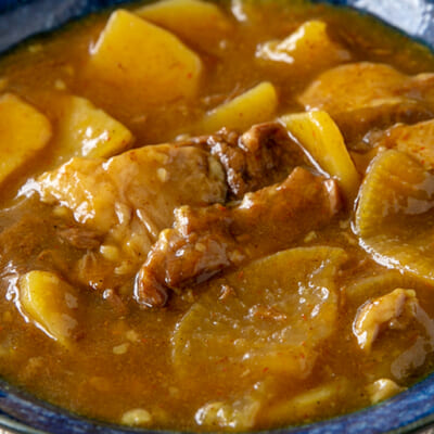 「牛すじ カレー風味」は、ラーメンにかけるのもおすすめ