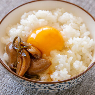まろやかな卵と旨辛タレが絶妙にマッチします