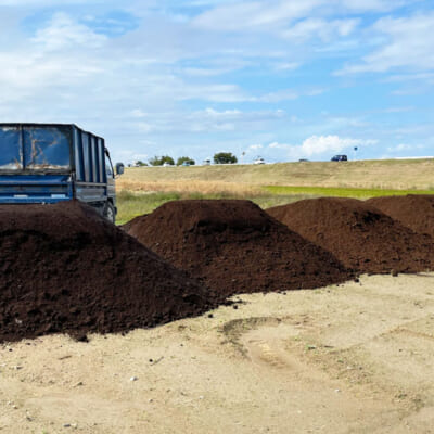 「きのこの廃菌床」を活用した土作り
