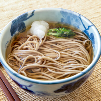 寒い日には、温かい麺で食べるのもおすすめ