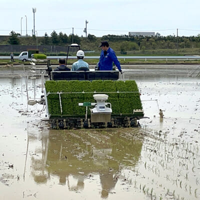 肥料の量を自動調整する「可変施肥田植機」