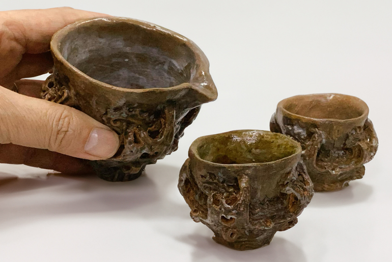 地元の土器職人が手作りする「一点モノ」