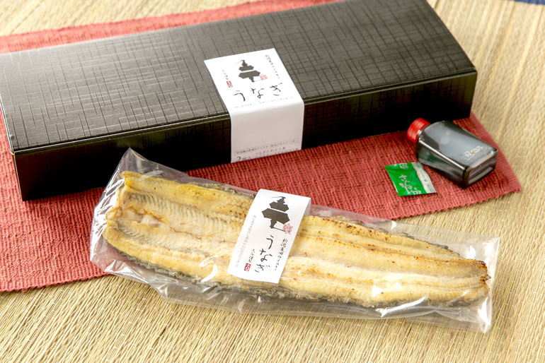 冷凍して旨味を閉じ込め、化粧箱に入れてお届けします