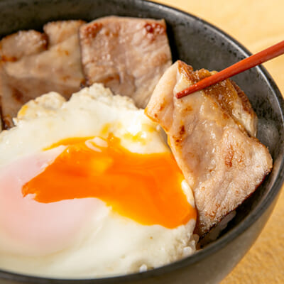 ベーコンは、目玉焼きと一緒にご飯にのせるのがイチオシ！