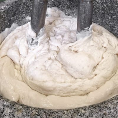 伝統の「石臼練り」にこだわります