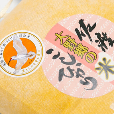 トキが描かれた「認証米シール」を貼ってお届け