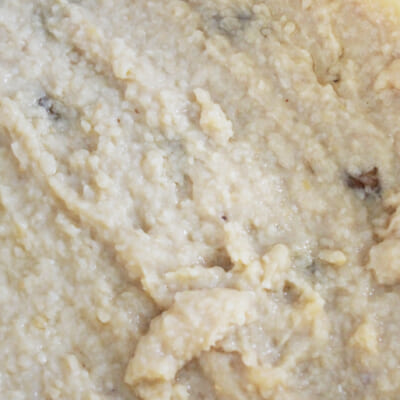 丁寧な手作業で漬け込みます