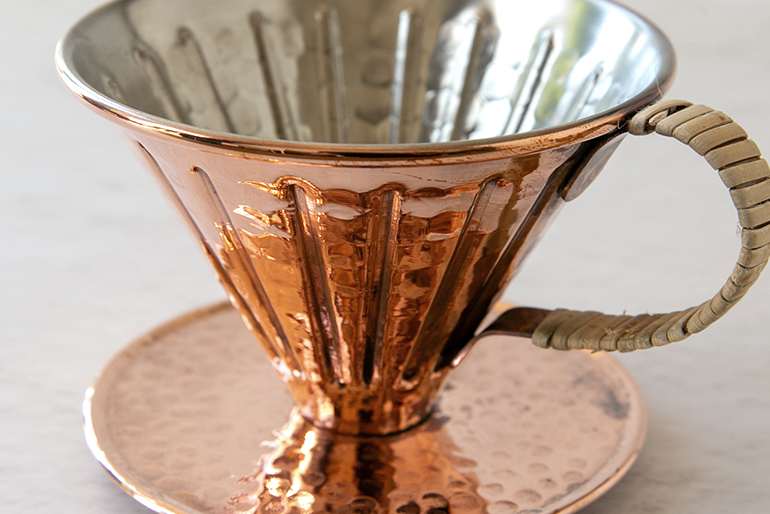 丹念に手打ちして、耐久性を高めました