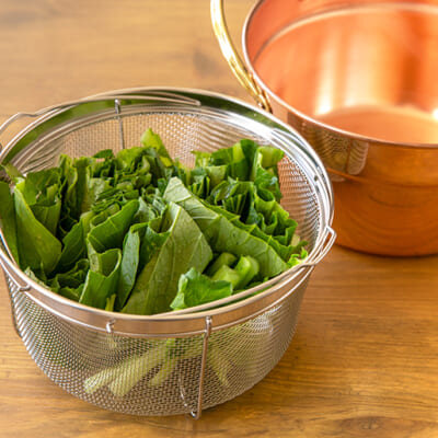 洗った野菜をざるのまま鍋に入れられます