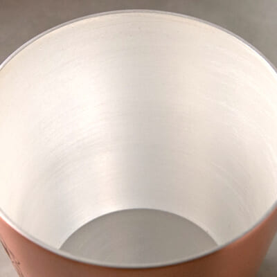 内面には銀メッキ加工を施しています