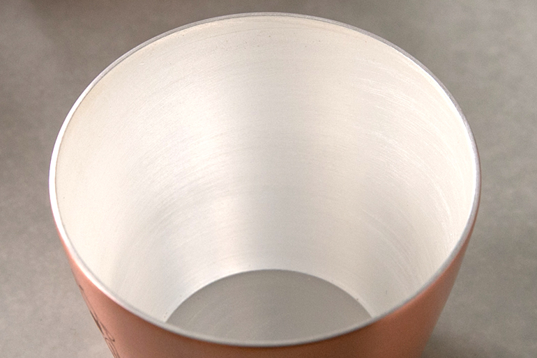 内面には銀メッキ加工を施しています