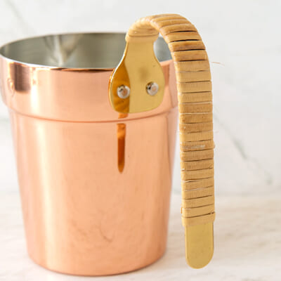 持ち手には、温かみのある「天然の藤つる」をあしらいました