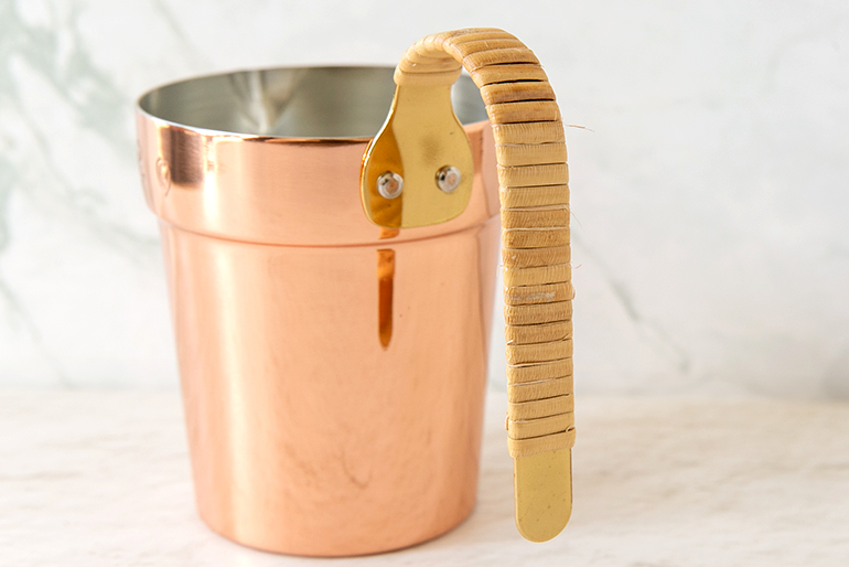 持ち手には、温かみのある「天然の藤つる」をあしらいました