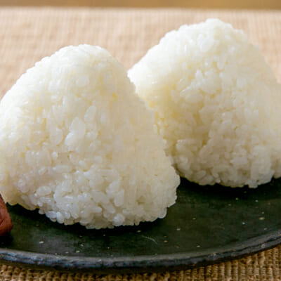 冷めても美味しく食べられるため、おにぎりもおすすめ