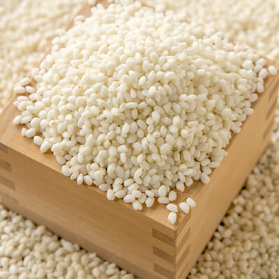 「もち米の王様」とも呼ばれる品種「こがねもち」を使用