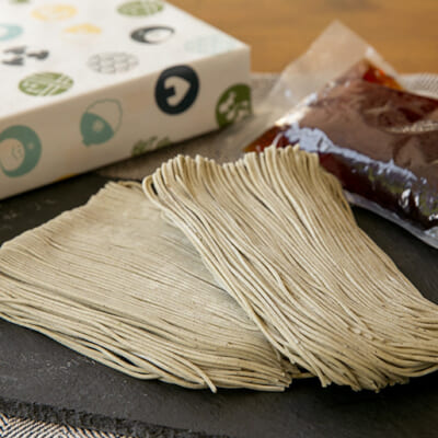 自家栽培のそばの実を使用した「生そば」